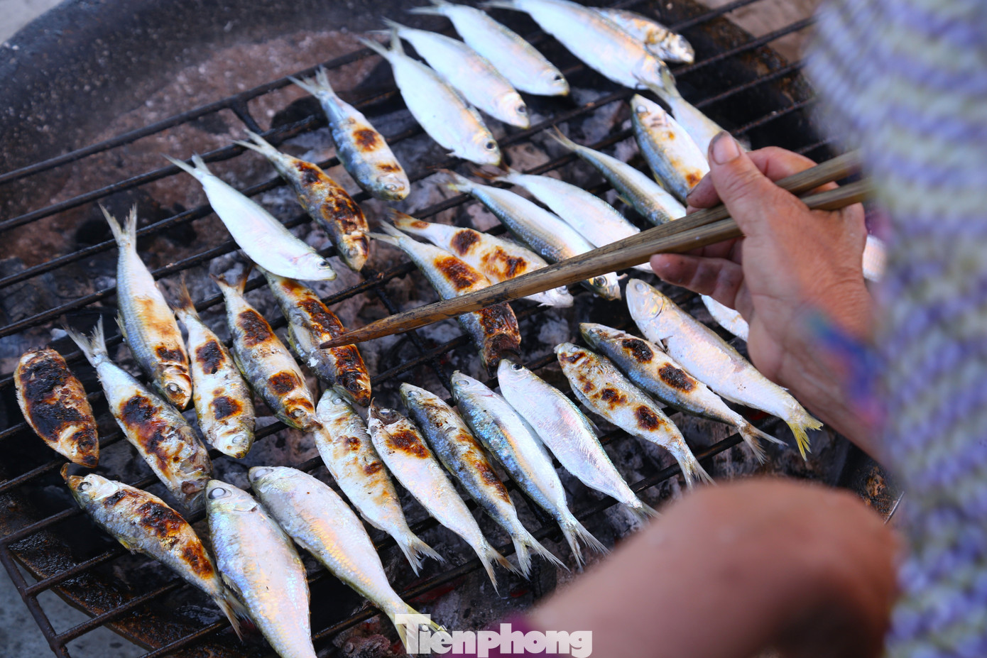 Du khách 'phát sốt' với cá trích nướng bãi biển- Ảnh 4.