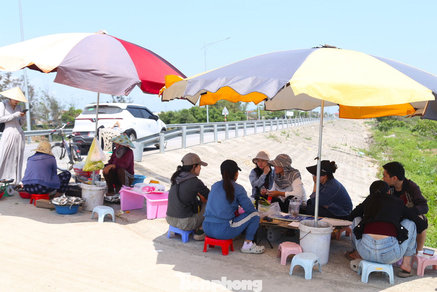 Du khách 'phát sốt' với cá trích nướng bãi biển- Ảnh 14.