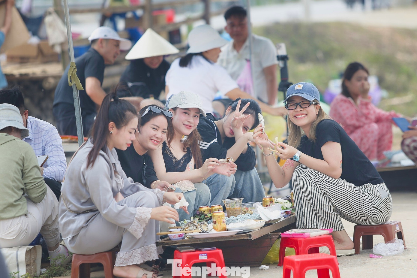 Du khách 'phát sốt' với cá trích nướng bãi biển- Ảnh 11.