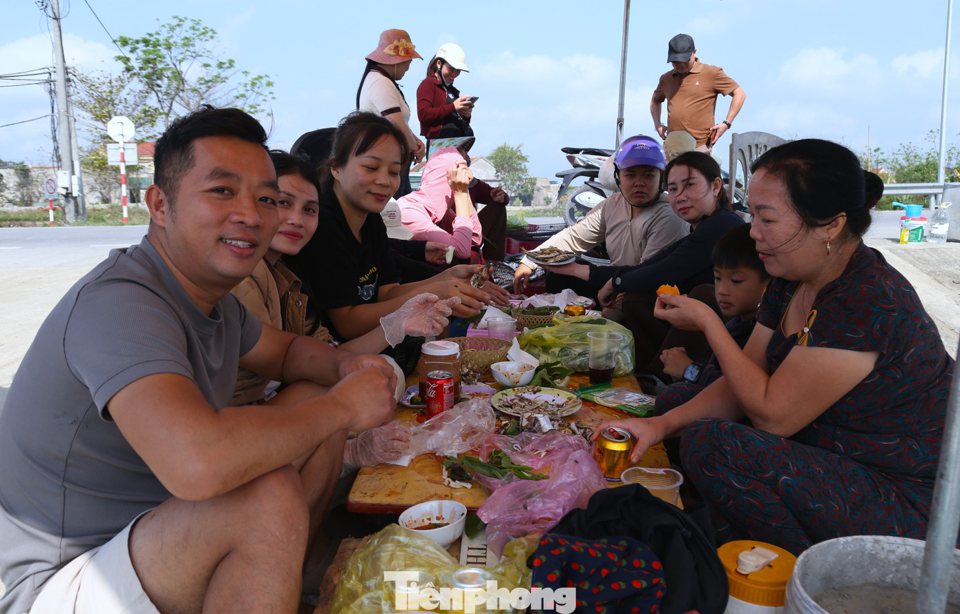 Du khách 'phát sốt' với cá trích nướng bãi biển- Ảnh 9.