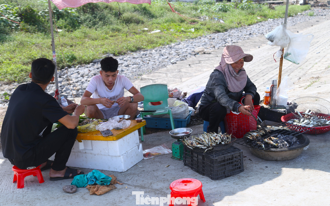 Du khách 'phát sốt' với cá trích nướng bãi biển- Ảnh 2.