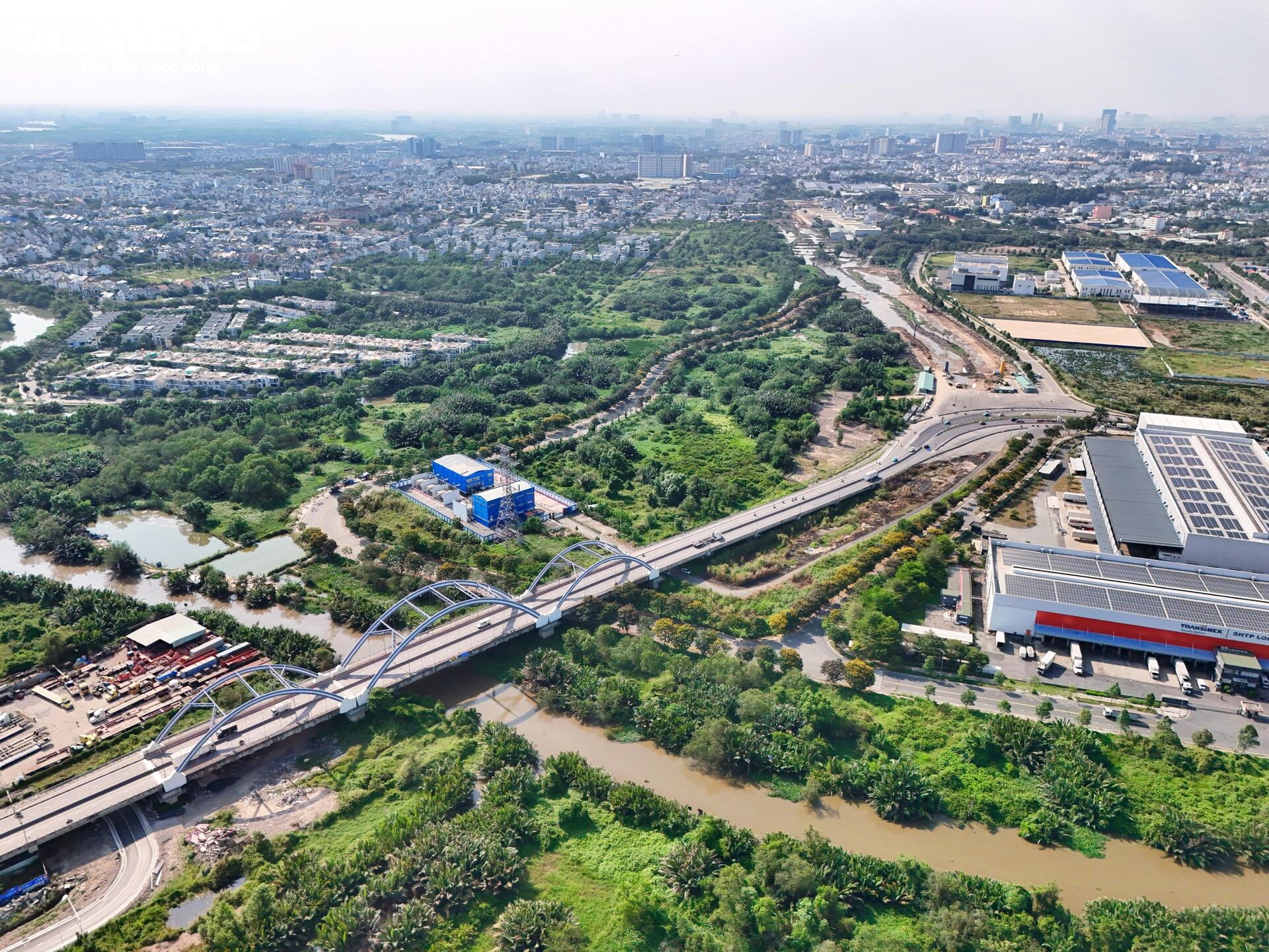 Công trường Vành đai 2 TP.HCM vắng lặng sau 3 tháng tái khởi động- Ảnh 9.