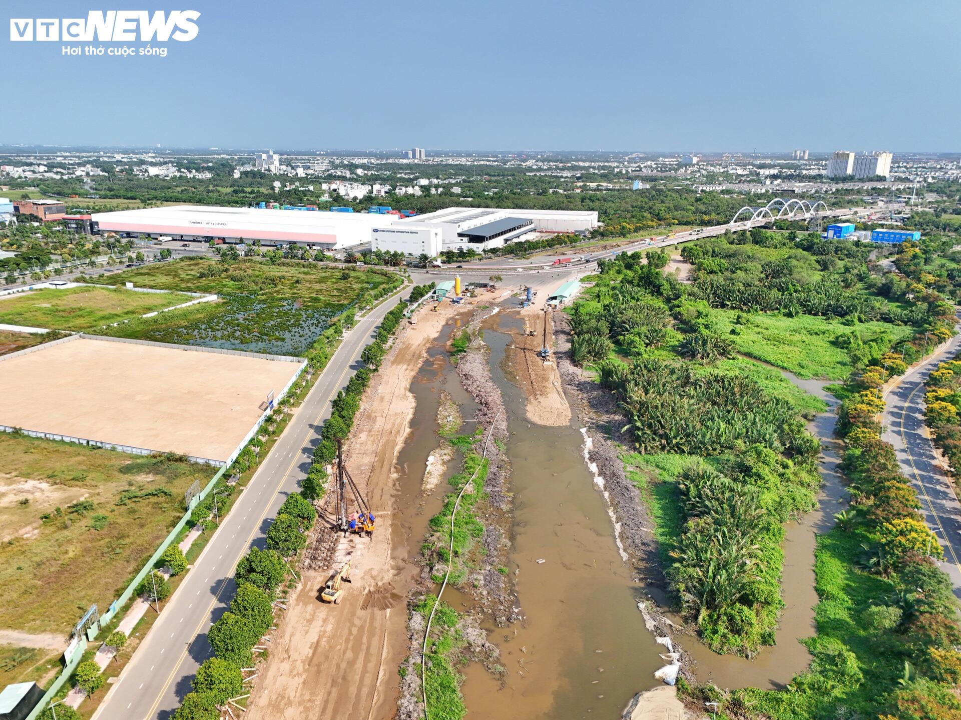 Công trường Vành đai 2 TP.HCM vắng lặng sau 3 tháng tái khởi động- Ảnh 7.