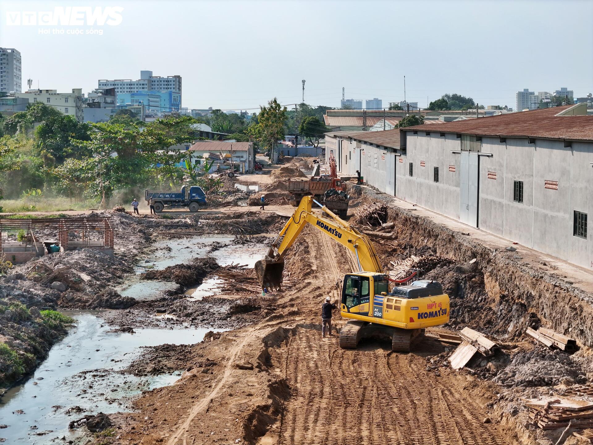 Công trường Vành đai 2 TP.HCM vắng lặng sau 3 tháng tái khởi động- Ảnh 8.