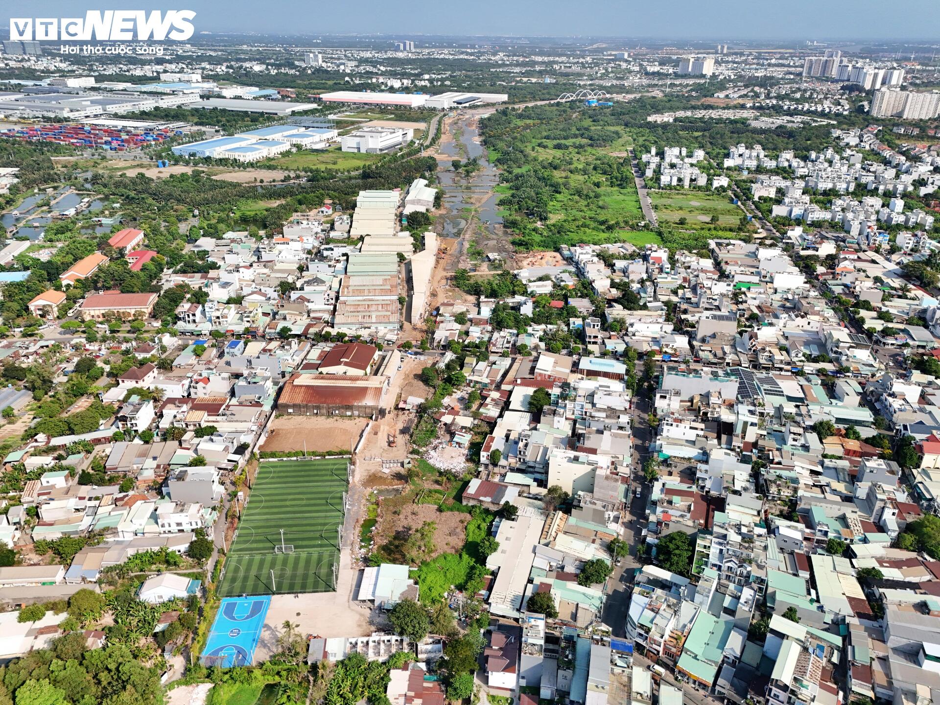 Công trường Vành đai 2 TP.HCM vắng lặng sau 3 tháng tái khởi động- Ảnh 10.