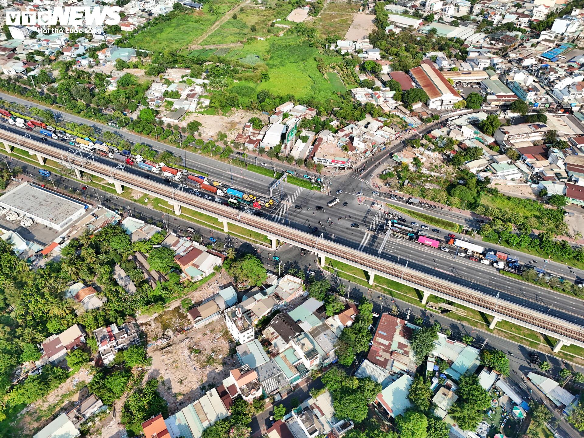 Công trường Vành đai 2 TP.HCM vắng lặng sau 3 tháng tái khởi động- Ảnh 11.