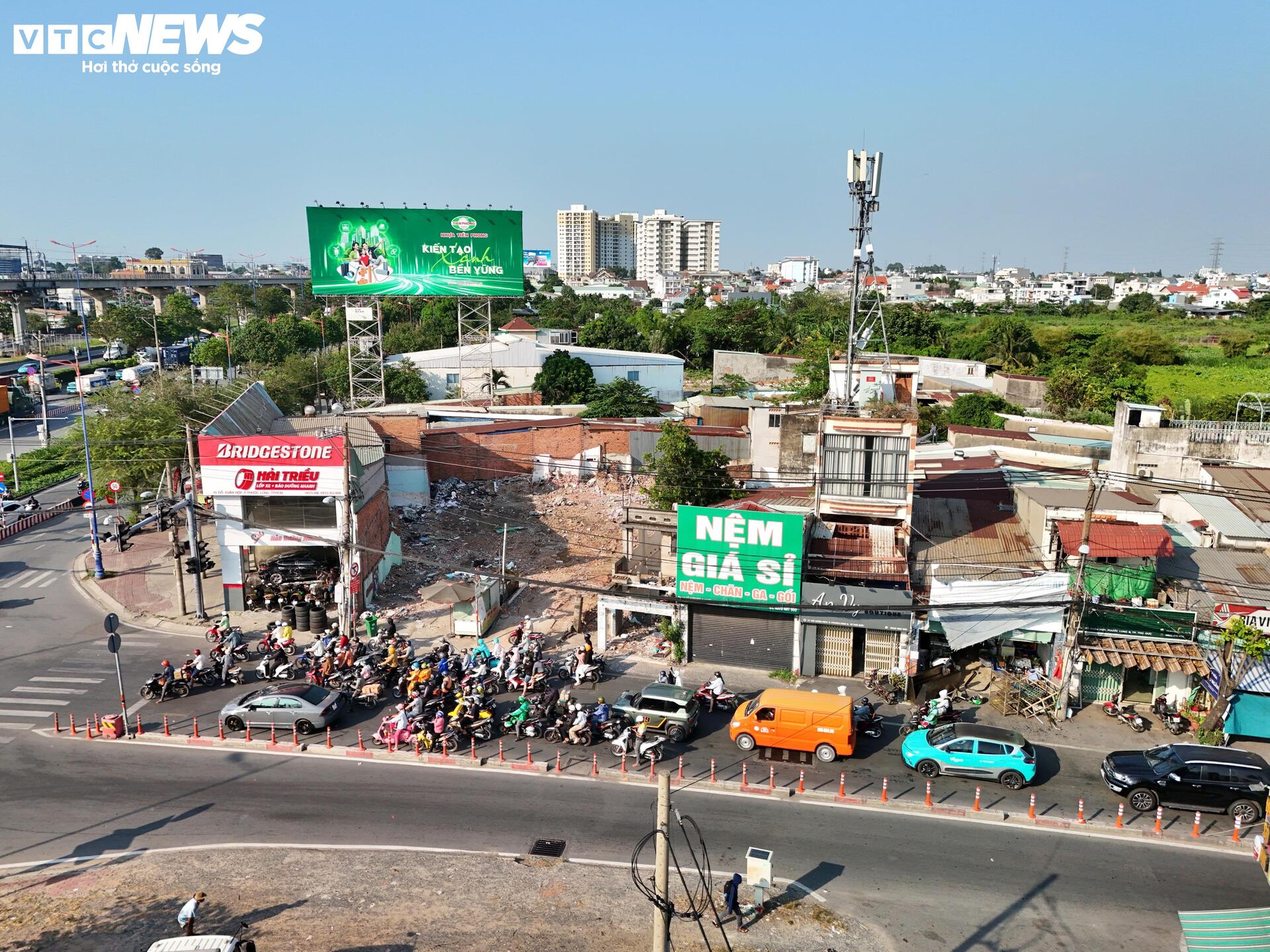 Công trường Vành đai 2 TP.HCM vắng lặng sau 3 tháng tái khởi động- Ảnh 12.