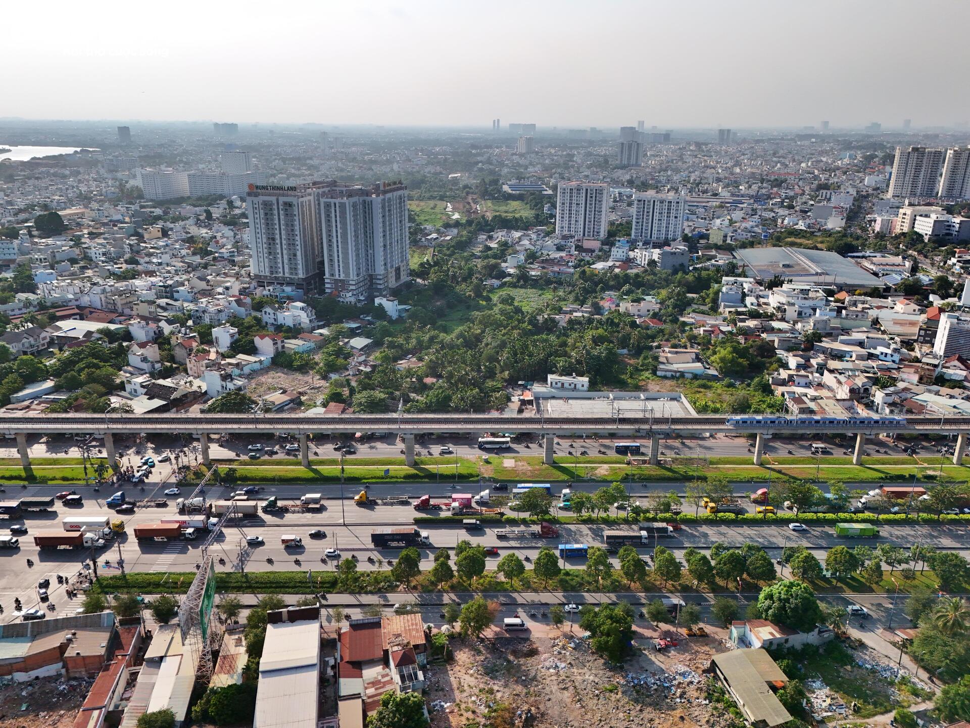 Công trường Vành đai 2 TP.HCM vắng lặng sau 3 tháng tái khởi động- Ảnh 14.