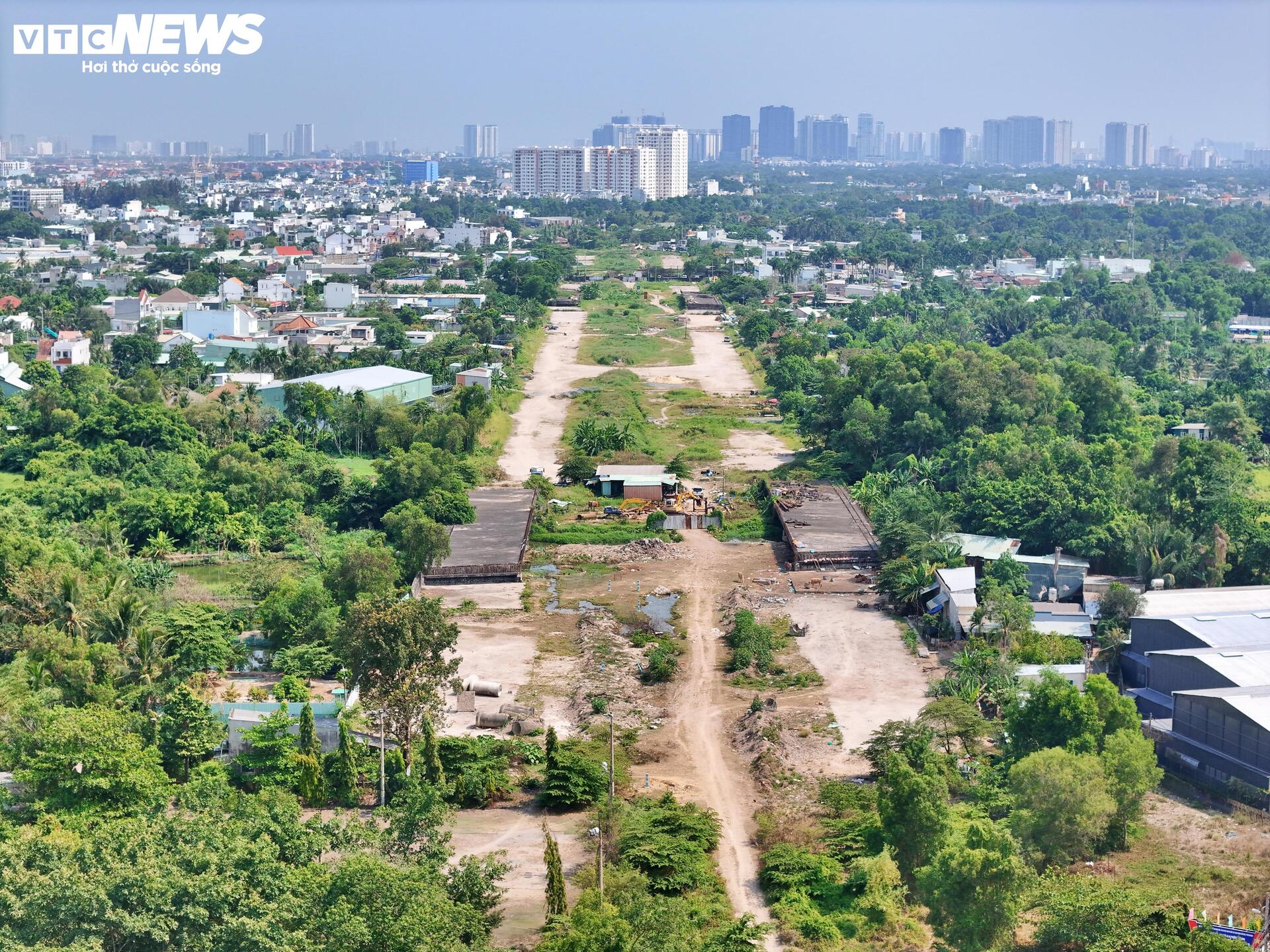 Công trường Vành đai 2 TP.HCM vắng lặng sau 3 tháng tái khởi động- Ảnh 1.