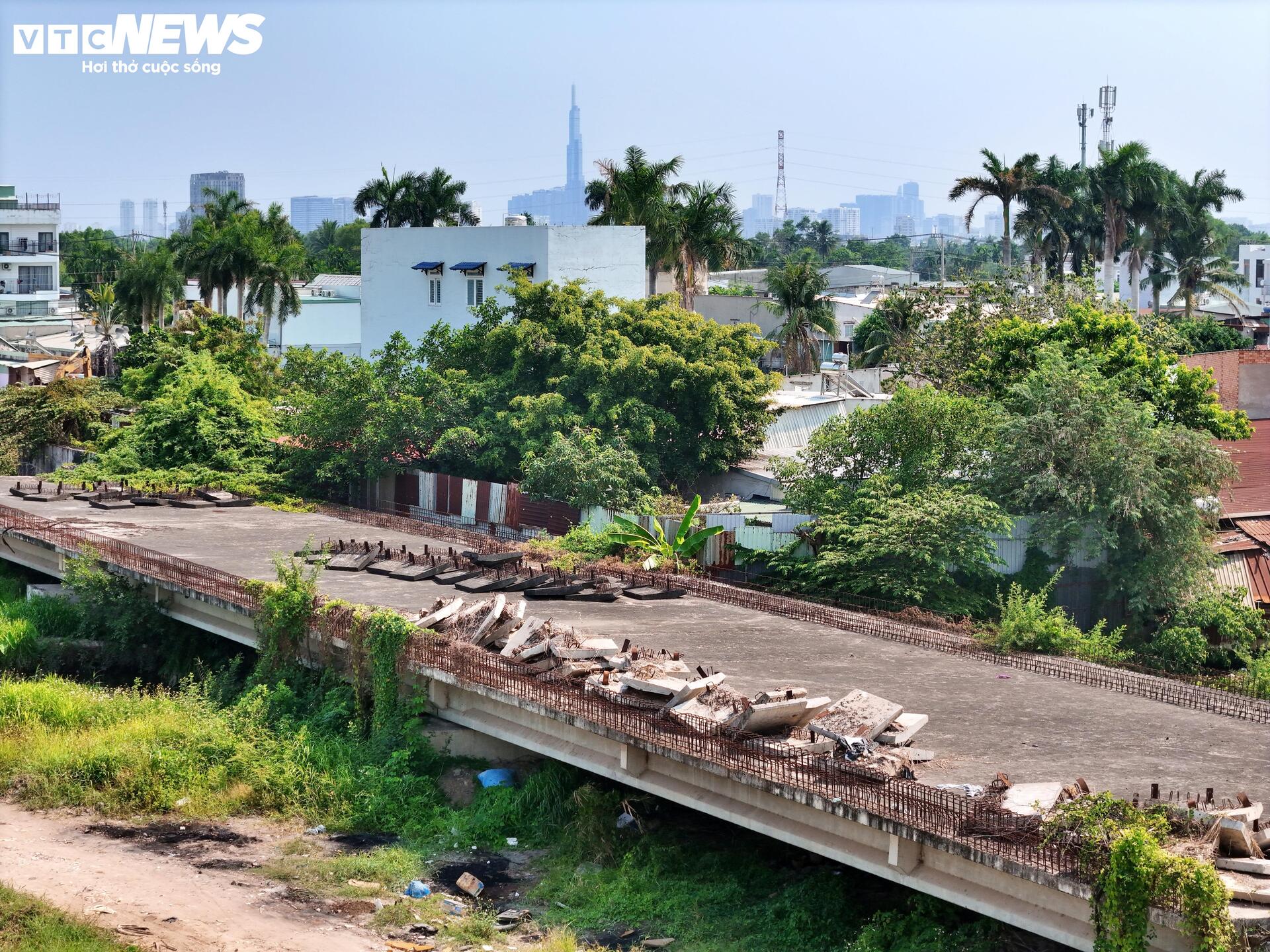 Công trường Vành đai 2 TP.HCM vắng lặng sau 3 tháng tái khởi động- Ảnh 4.
