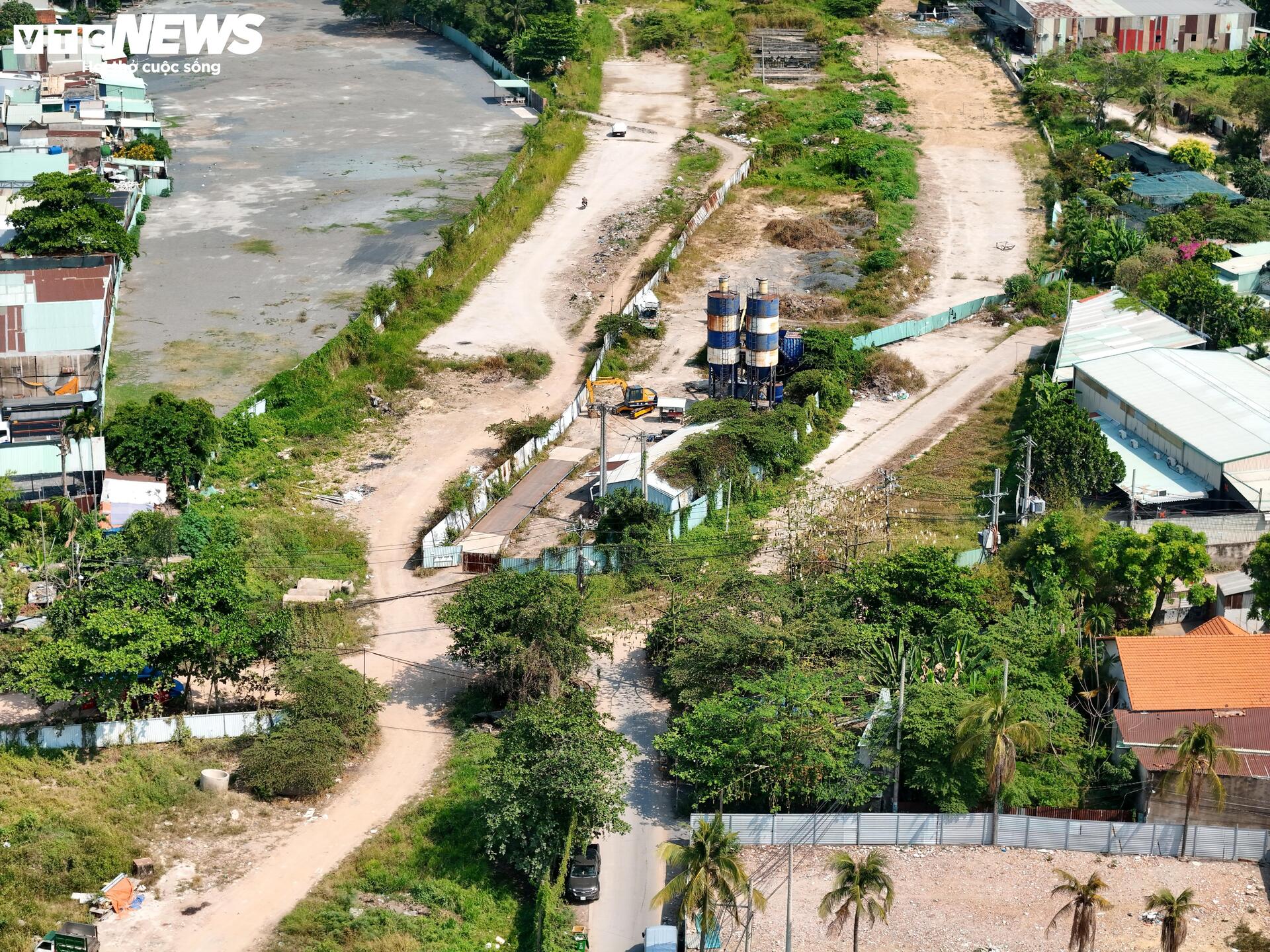 Công trường Vành đai 2 TP.HCM vắng lặng sau 3 tháng tái khởi động- Ảnh 2.