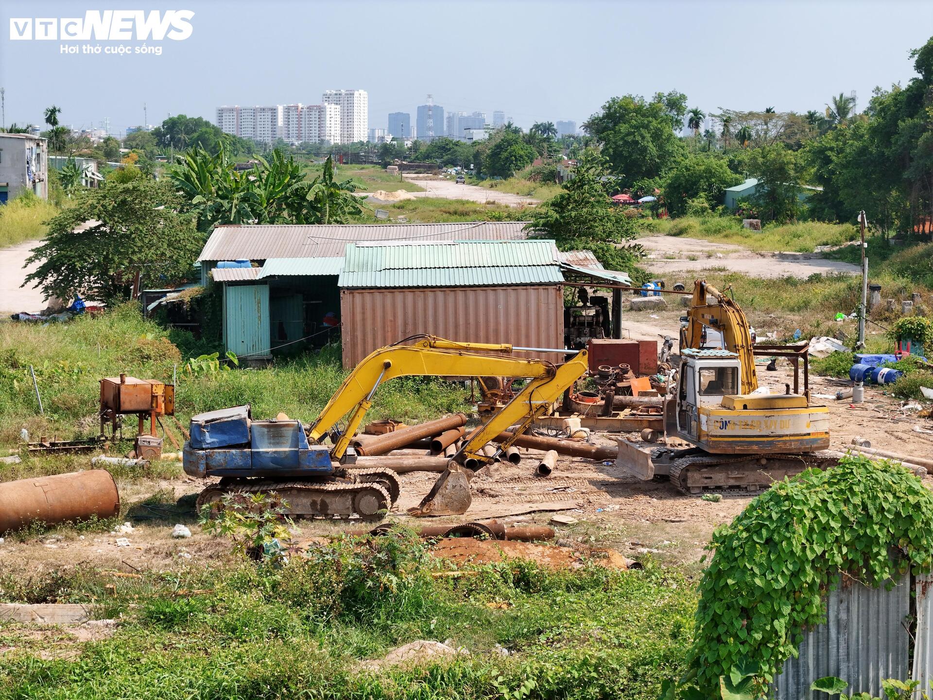 Công trường Vành đai 2 TP.HCM vắng lặng sau 3 tháng tái khởi động- Ảnh 3.