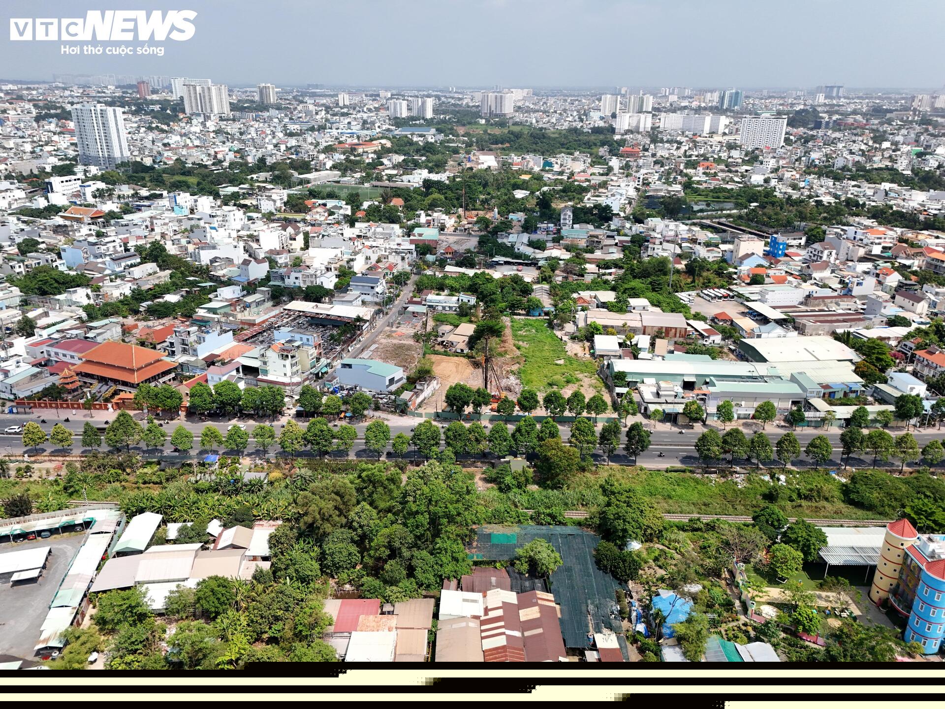 Công trường Vành đai 2 TP.HCM vắng lặng sau 3 tháng tái khởi động- Ảnh 5.