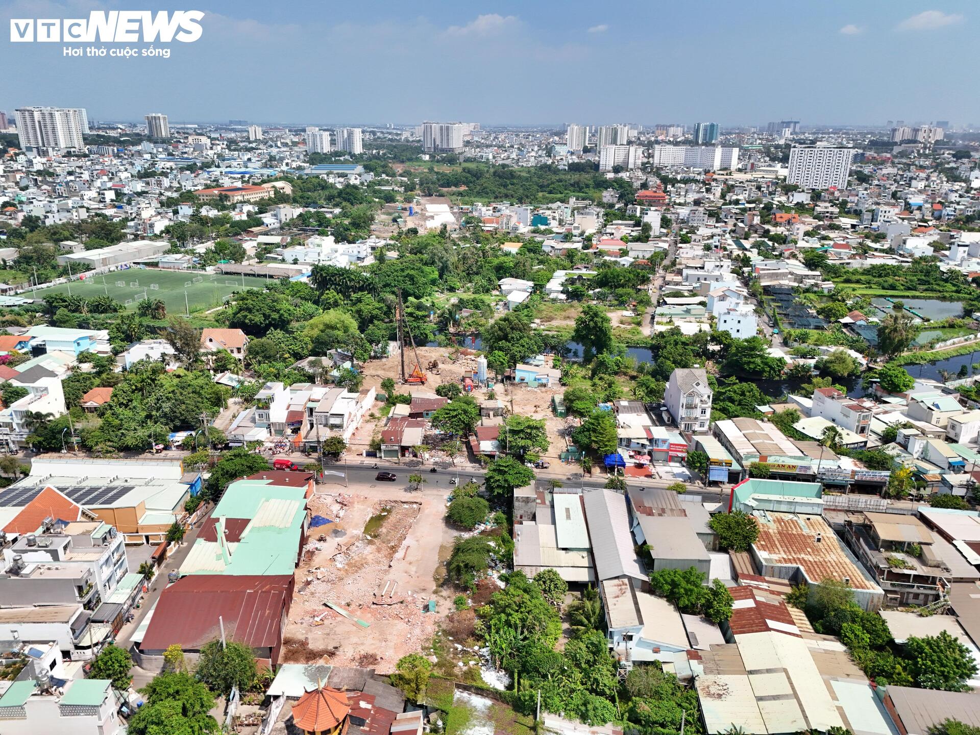 Công trường Vành đai 2 TP.HCM vắng lặng sau 3 tháng tái khởi động- Ảnh 6.