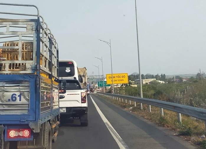 Tài xế bất ngờ vì bị “truy thu” phí đường cao tốc sau sự cố hỏng barie - Ảnh 1.