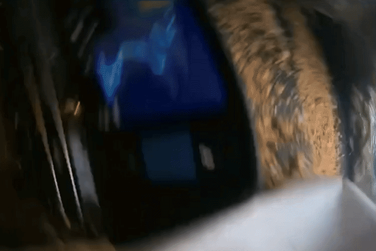 Đang đi trên đường núi, tài xế bị đất đá đổ xuống lấp kín xe, camera ghi lại khoảnh khắc kinh hoàng - Ảnh 2.