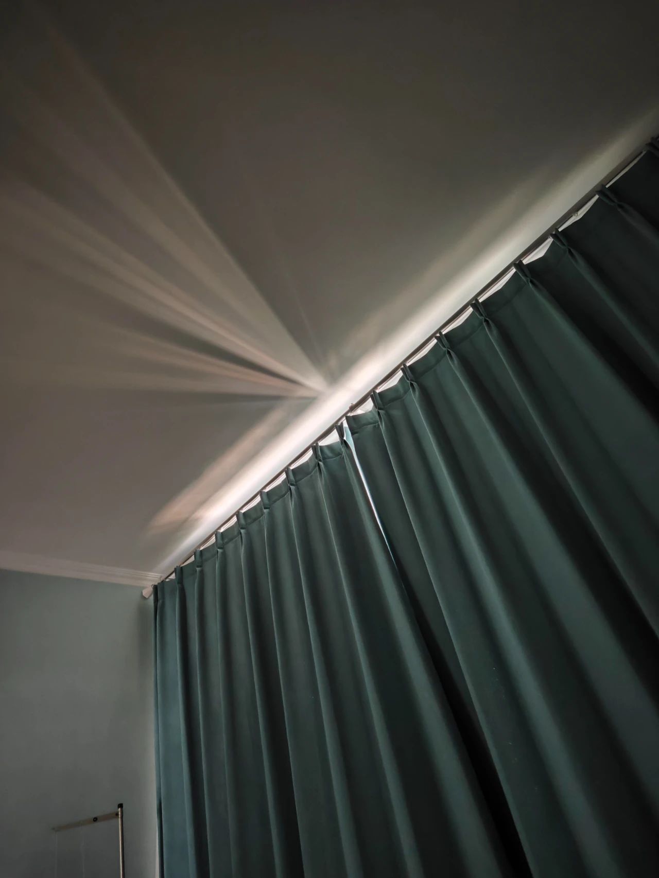 7 thiết kế phòng ngủ tưởng hợp lý nhưng ở lâu mới thấy không khác gì "cái bẫy", rất nhiều gia đình đang mắc mà không biết- Ảnh 1.