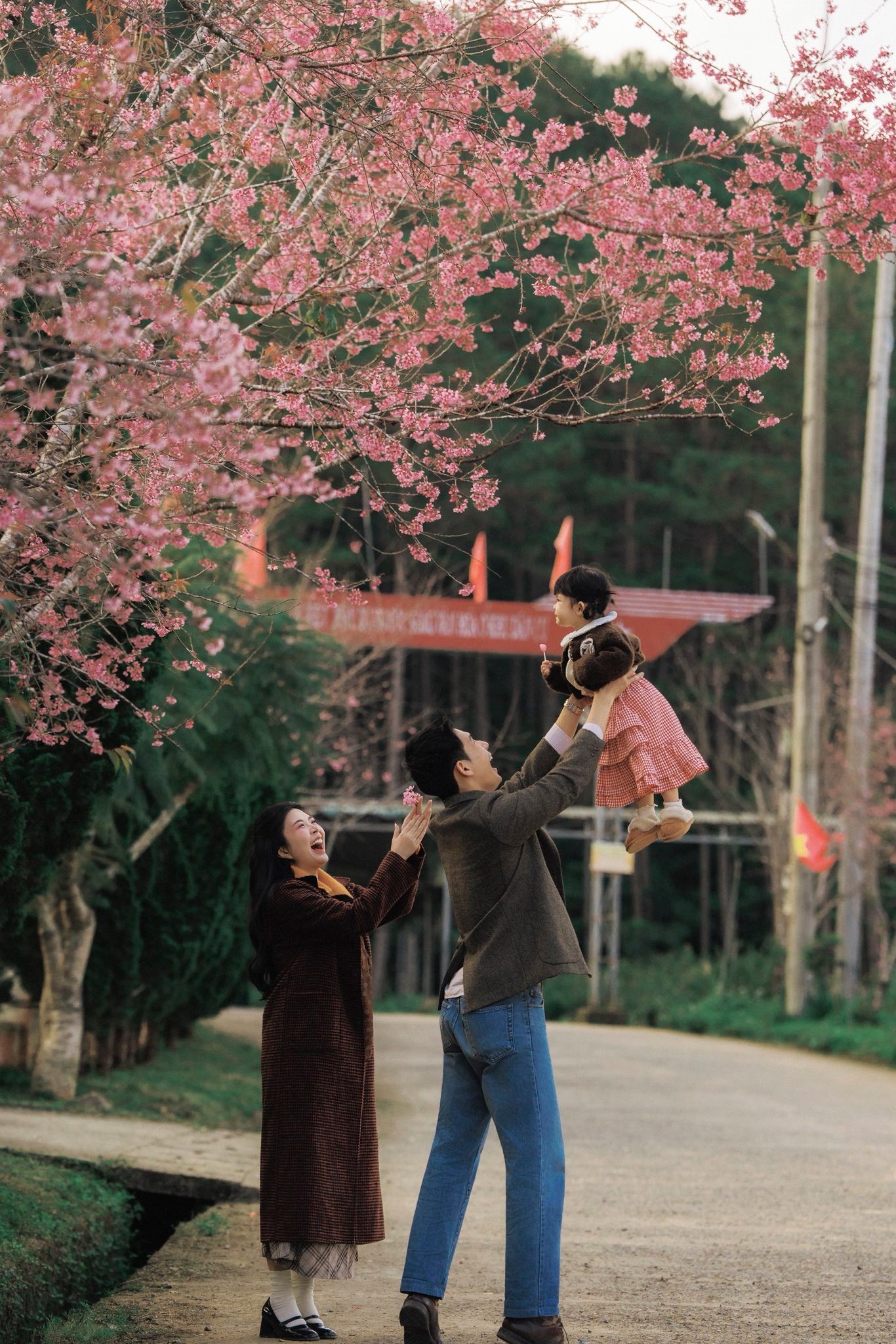 Cặp vợ chồng "gấp đôi visual": Bố bỉm chăm con khéo, yêu chiều vợ đúng chuẩn nam thần kiểu mới nhà nào cũng cần phải có - Ảnh 9.