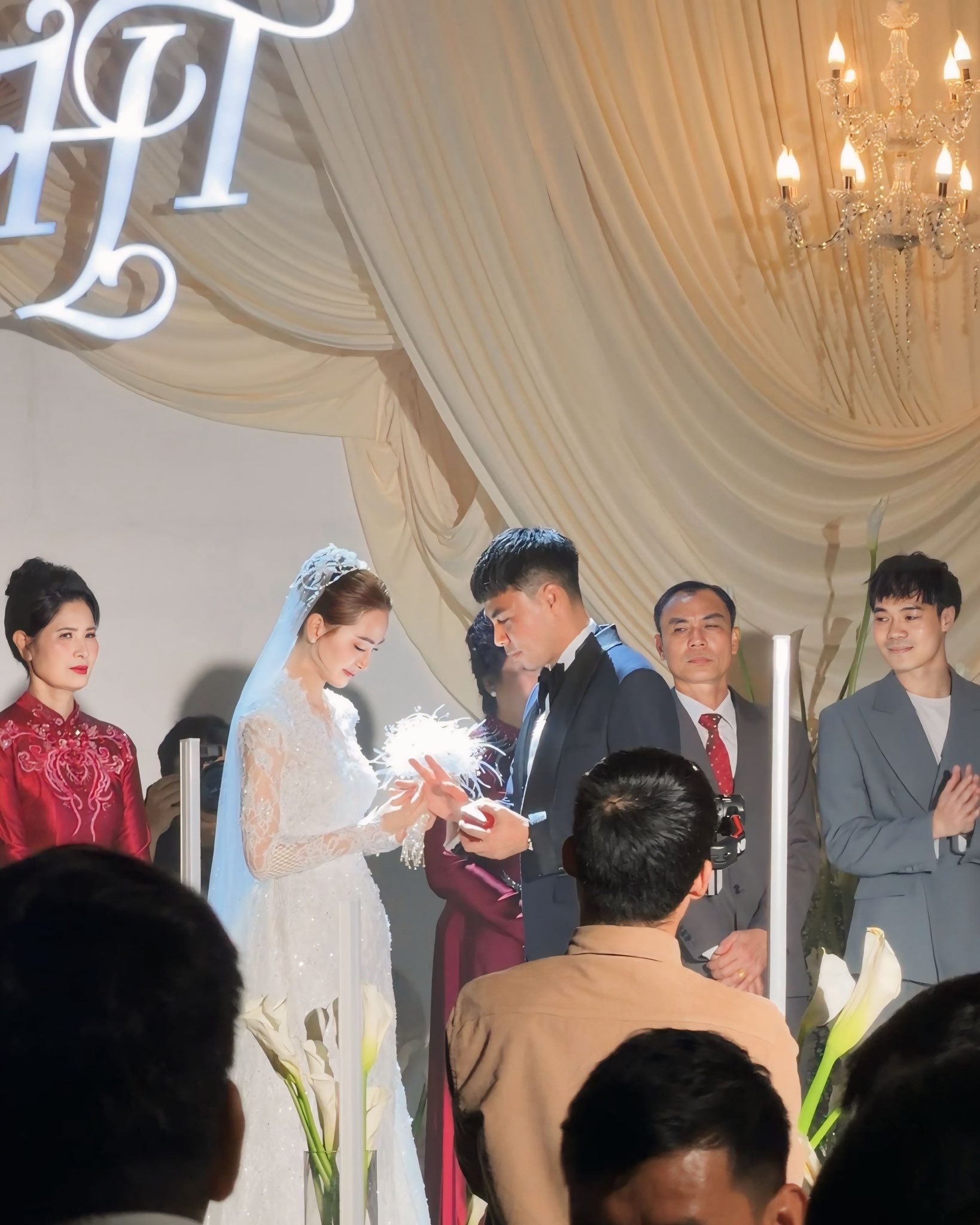 Hành động bất ngờ của Văn Toàn trong đám cưới MC Mù Tạt- Ảnh 2.