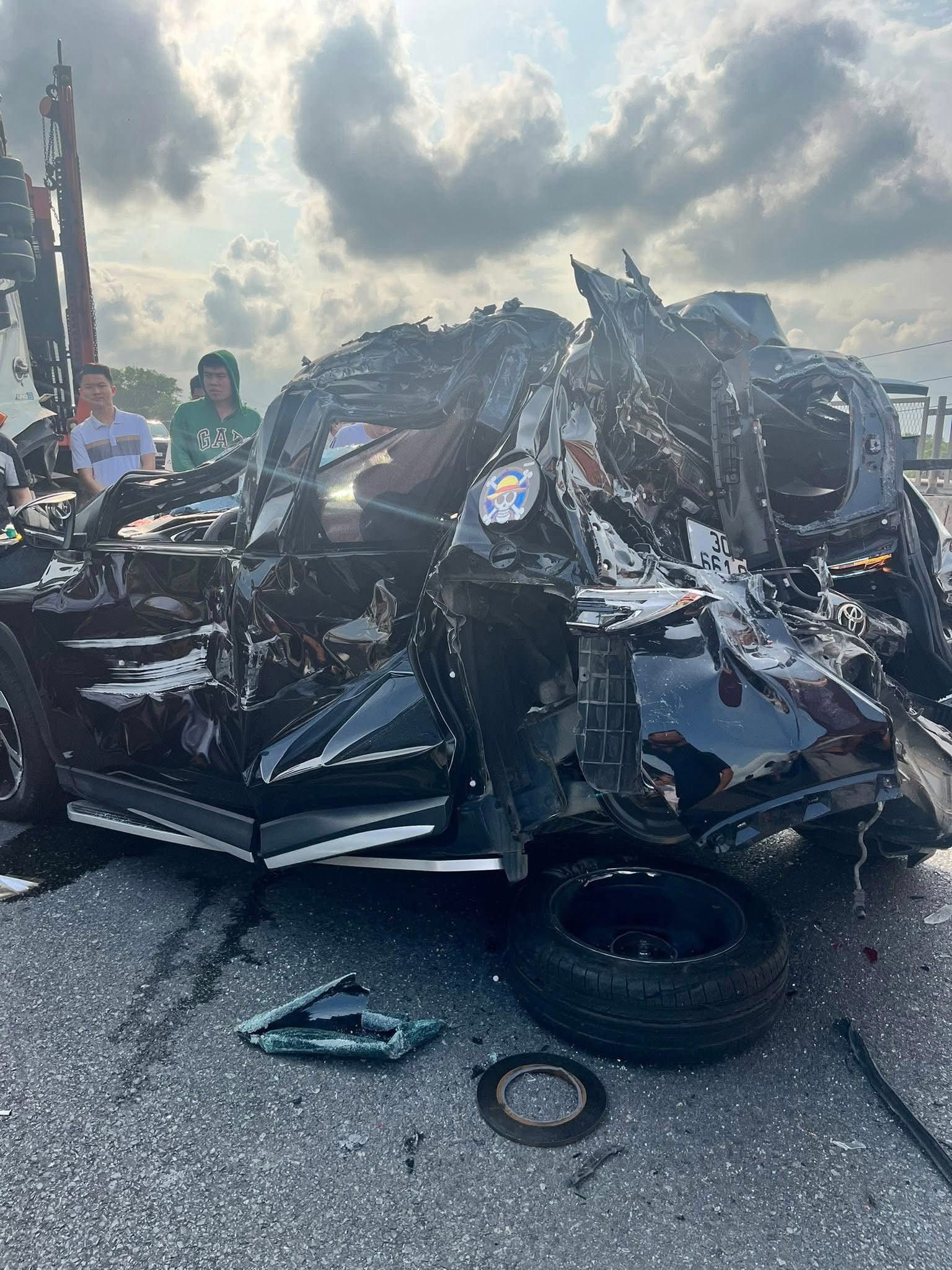 Hiện trường kinh hoàng vụ tai nạn liên hoàn 6 xe trên cao tốc, có xe bị vò nát - Ảnh 3.