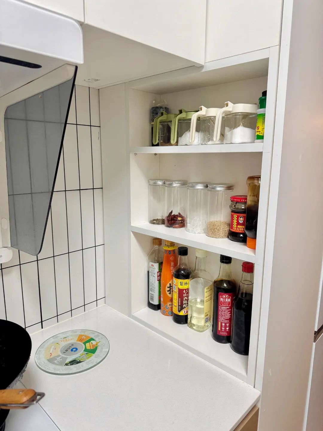 Nhìn bếp nhà hàng xóm, tôi mới nhận ra: Mình đã sắp xếp sai suốt bao năm - khoảng cách thật sự quá lớn - Ảnh 2.