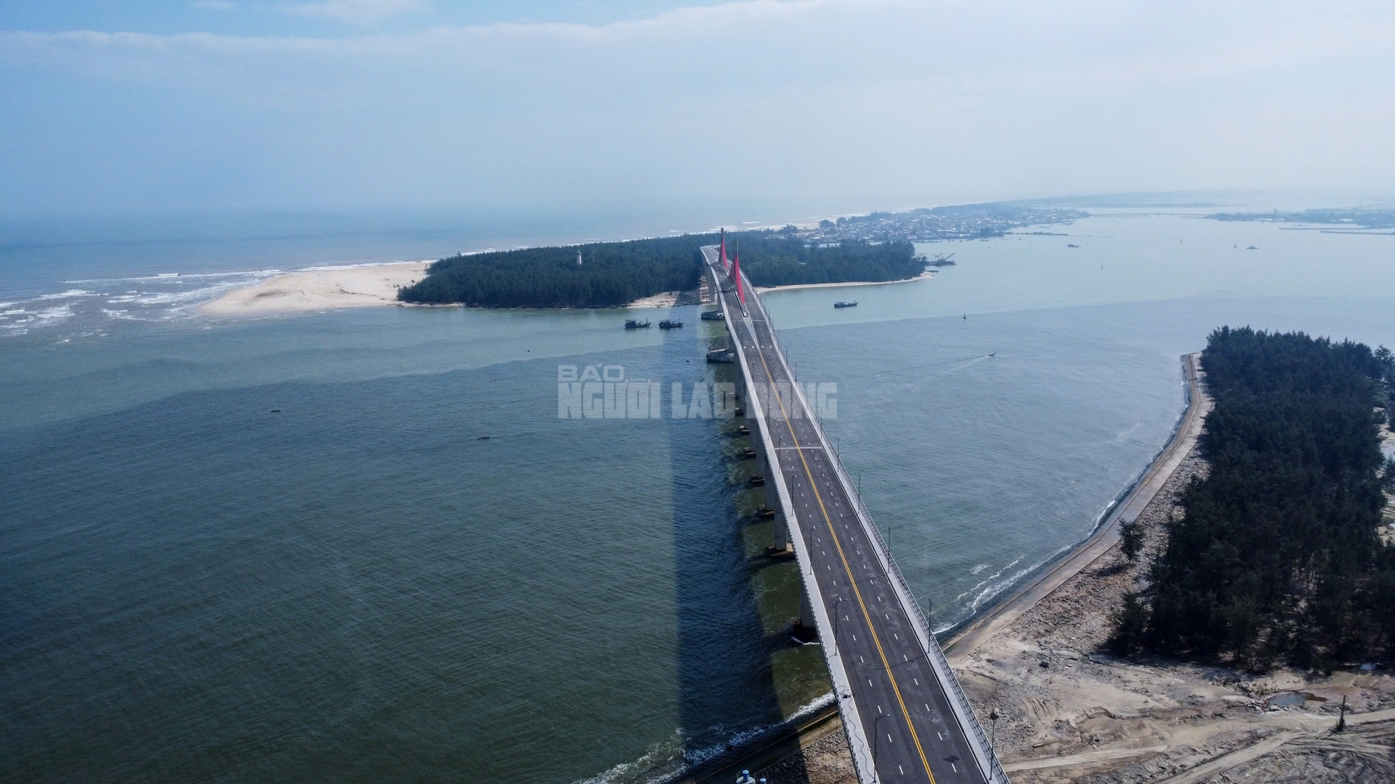 Kế hoạch thông xe cầu vượt cửa biển lớn nhất miền Trung- Ảnh 2. Kế hoạch thông xe cầu vượt cửa biển lớn nhất miền Trung- Ảnh 2.