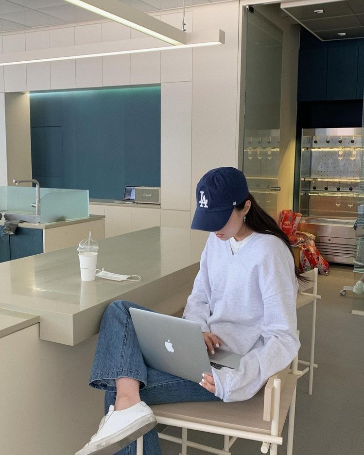 Dân văn phòng “chân trong chân ngoài”: Chấp nhận làm từ tối đến đêm, cả cuối tuần cũng ok! - Ảnh 1.