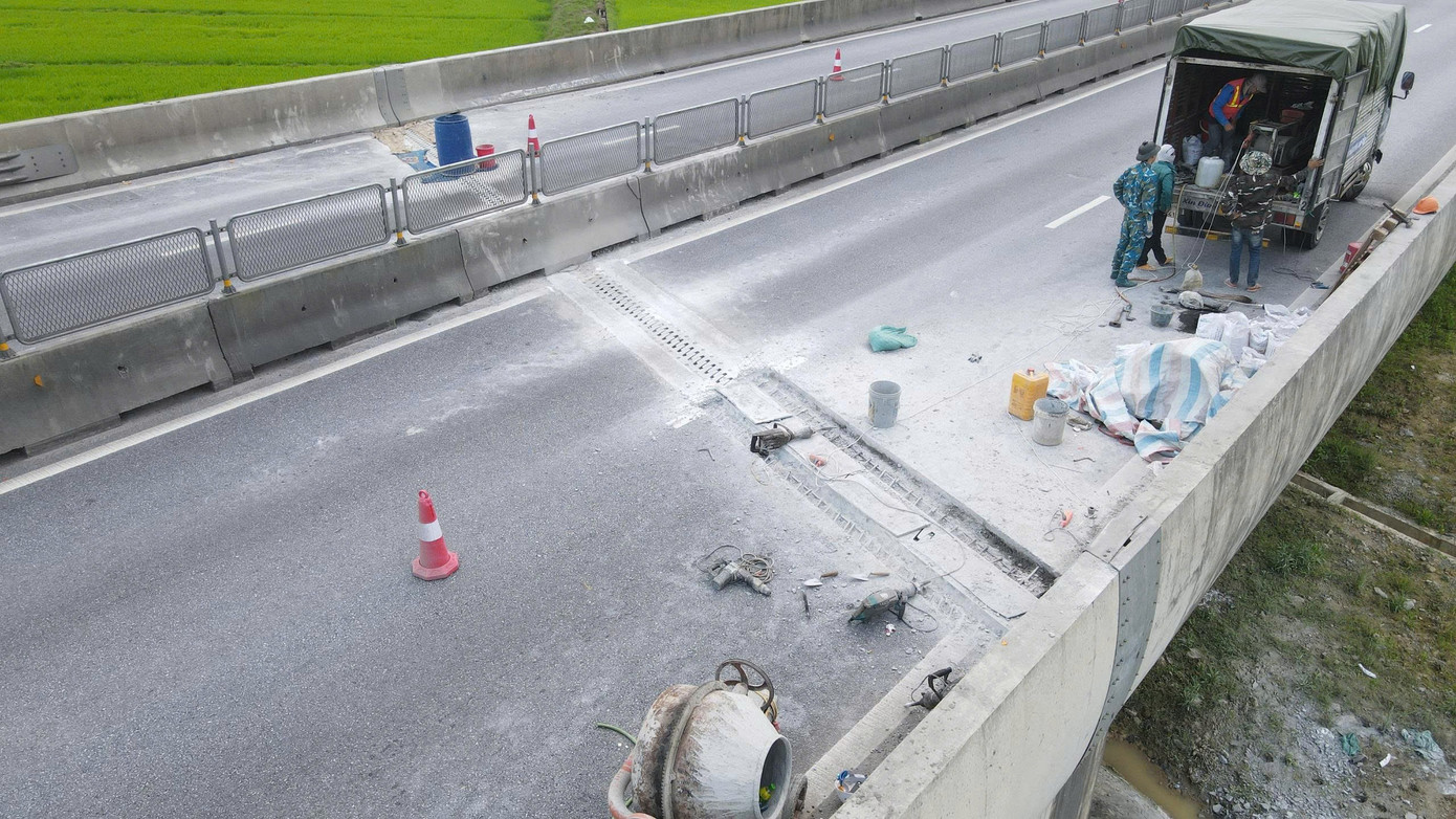 Cao tốc Bắc Nam qua Hà Tĩnh bị hỏng khe co giãn- Ảnh 1.