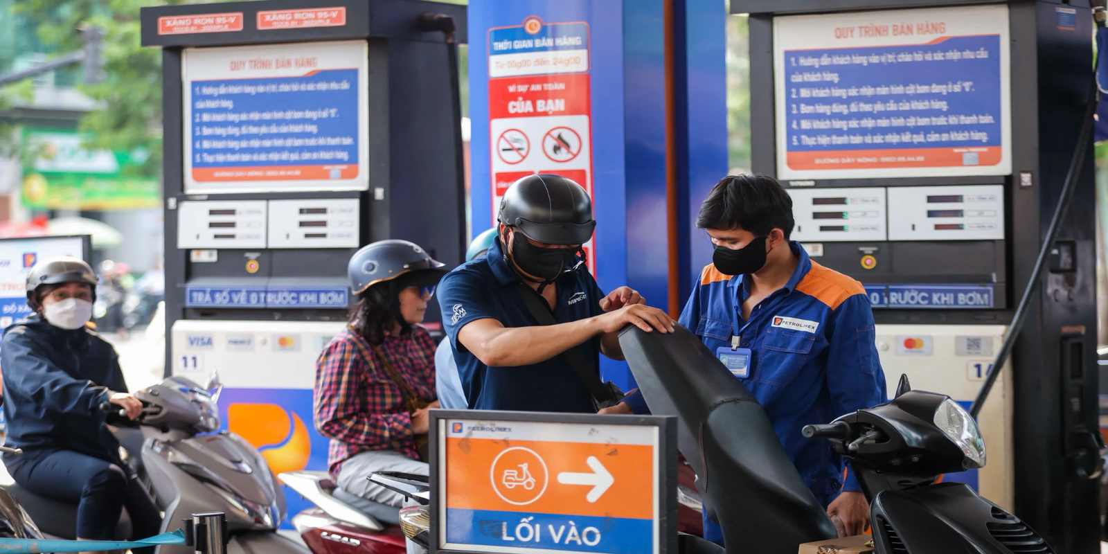 Giá xăng dầu tăng, chuỗi cung ứng chao đảo, giá vàng xảy ra hiện tượng lạ: Chuyên gia lý giải thế nào? - Ảnh 1.