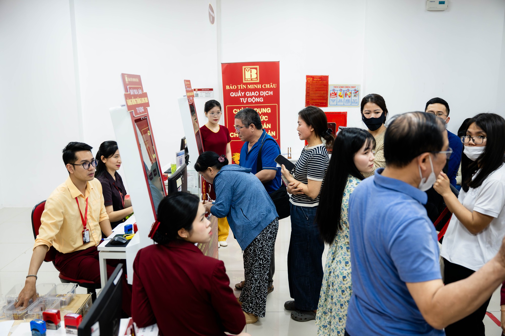 Cảnh tượng khó tin trên phố Cầu Giấy: “ATM vàng” chạy hết công suất, khách ngồi kín chỗ- Ảnh 9. Cảnh tượng khó tin trên phố Cầu Giấy: “ATM vàng” chạy hết công suất, khách ngồi kín chỗ- Ảnh 9.