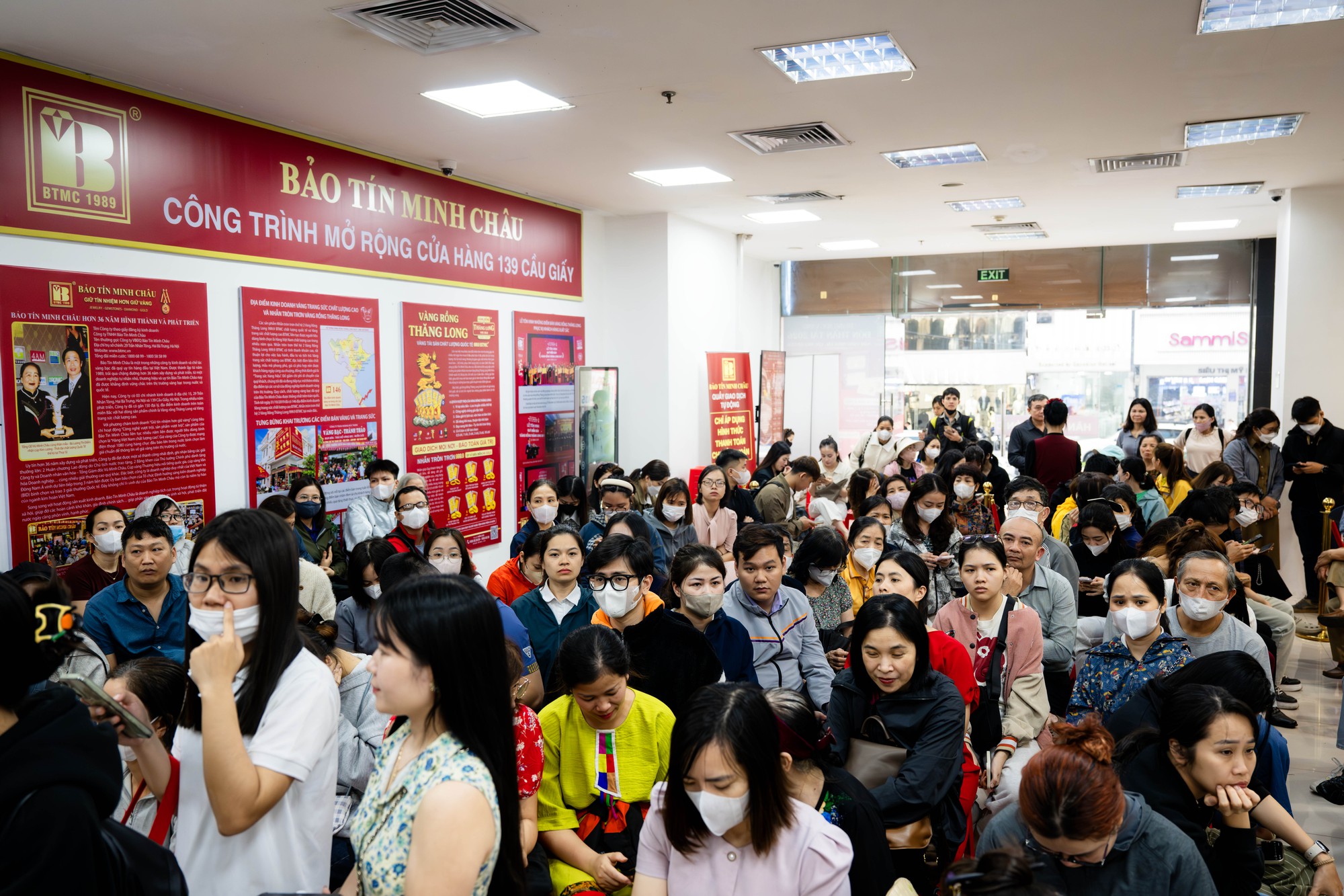 Cảnh tượng khó tin trên phố Cầu Giấy: “ATM vàng” chạy hết công suất, khách ngồi kín chỗ- Ảnh 2. Cảnh tượng khó tin trên phố Cầu Giấy: “ATM vàng” chạy hết công suất, khách ngồi kín chỗ- Ảnh 2.