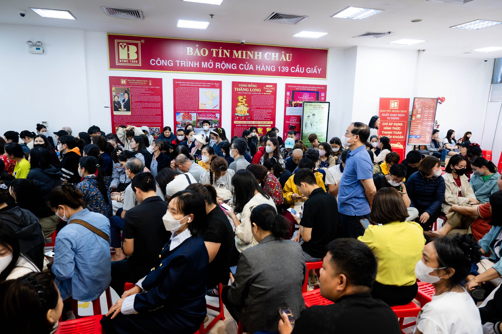 Cảnh tượng khó tin trên phố Cầu Giấy: “ATM vàng” chạy hết công suất, khách ngồi kín chỗ- Ảnh 4. Cảnh tượng khó tin trên phố Cầu Giấy: “ATM vàng” chạy hết công suất, khách ngồi kín chỗ- Ảnh 4.