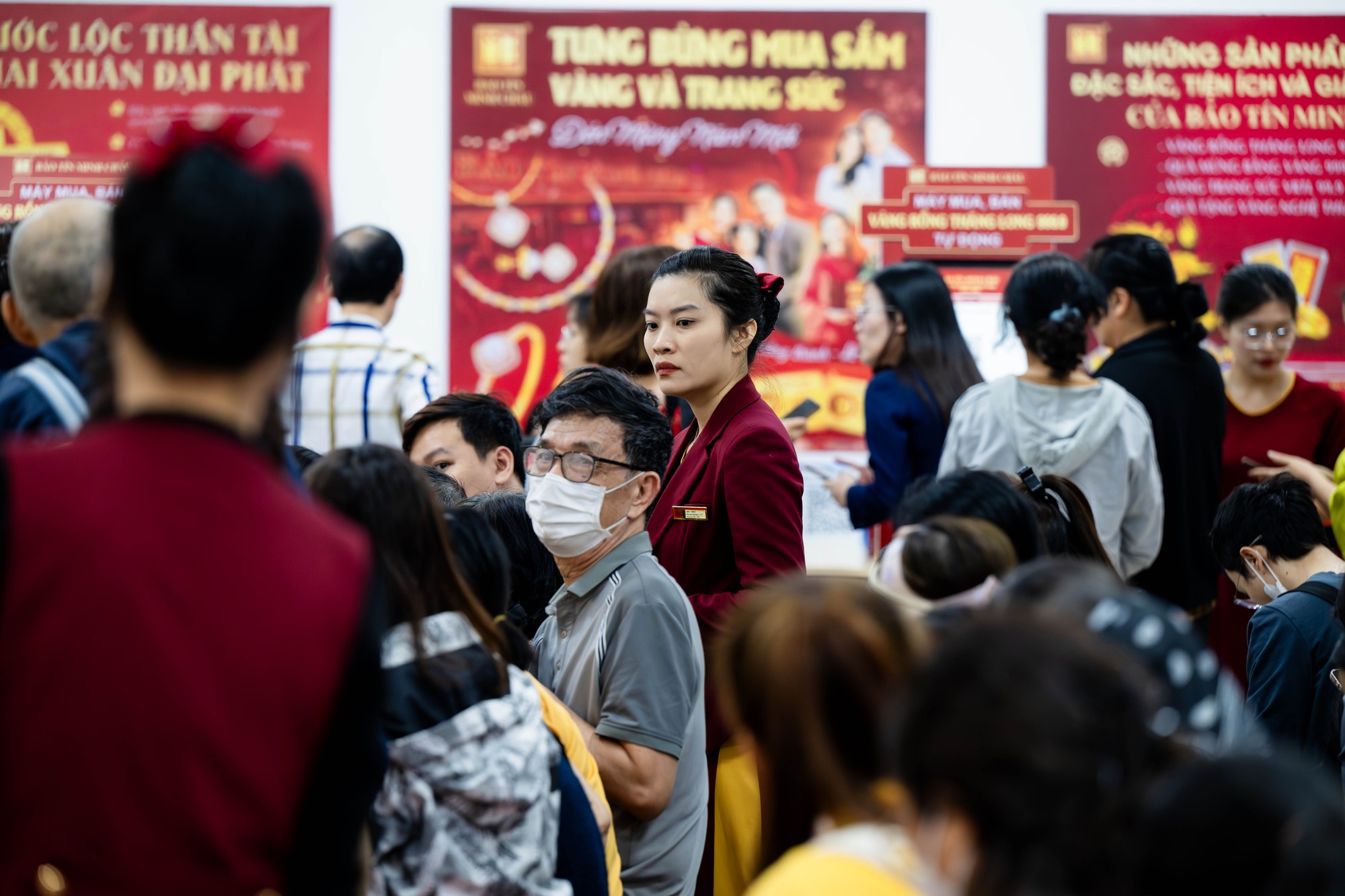 Cảnh tượng khó tin trên phố Cầu Giấy: “ATM vàng” chạy hết công suất, khách ngồi kín chỗ- Ảnh 10. Cảnh tượng khó tin trên phố Cầu Giấy: “ATM vàng” chạy hết công suất, khách ngồi kín chỗ- Ảnh 10.
