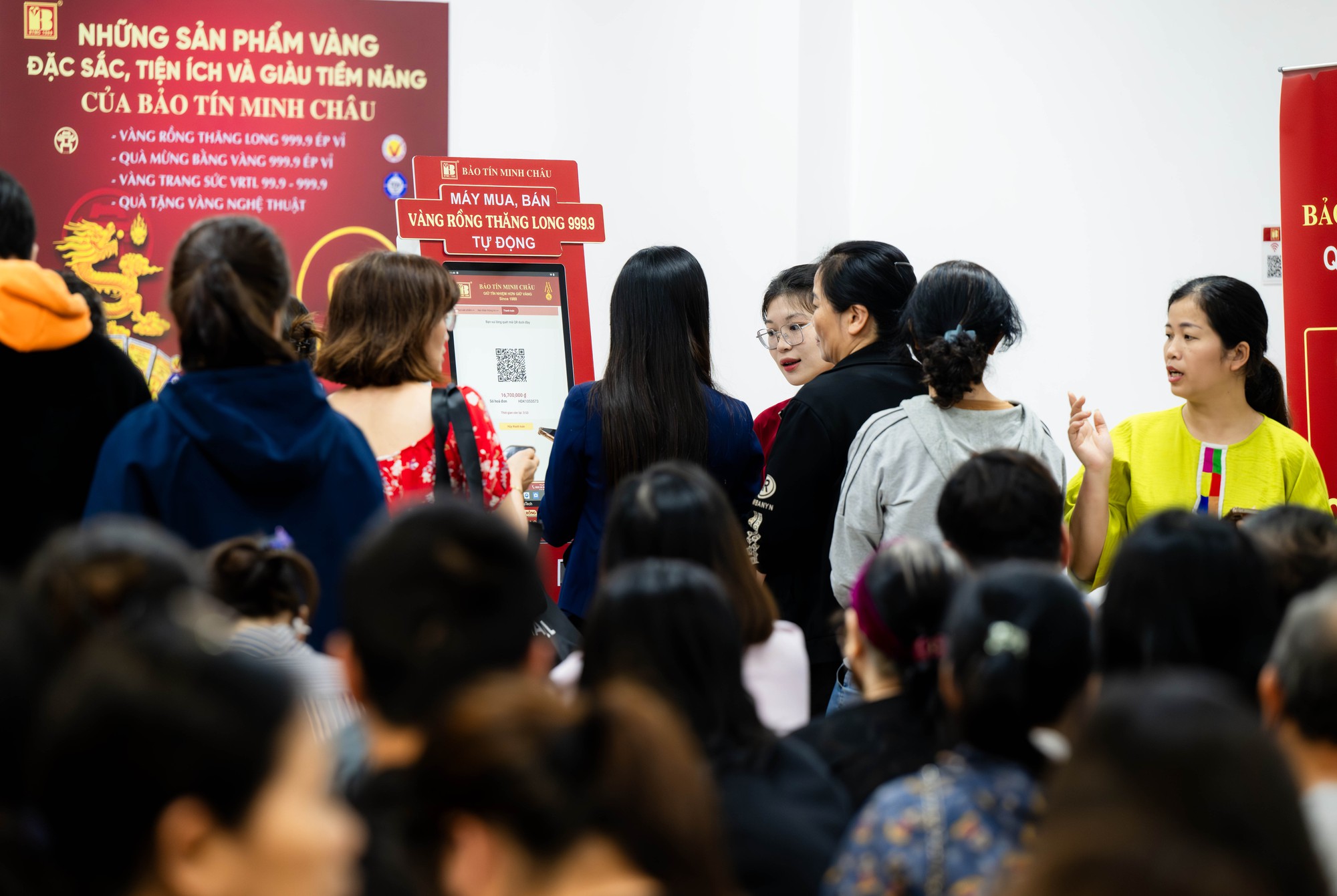Cảnh tượng khó tin trên phố Cầu Giấy: “ATM vàng” chạy hết công suất, khách ngồi kín chỗ- Ảnh 6. Cảnh tượng khó tin trên phố Cầu Giấy: “ATM vàng” chạy hết công suất, khách ngồi kín chỗ- Ảnh 6.