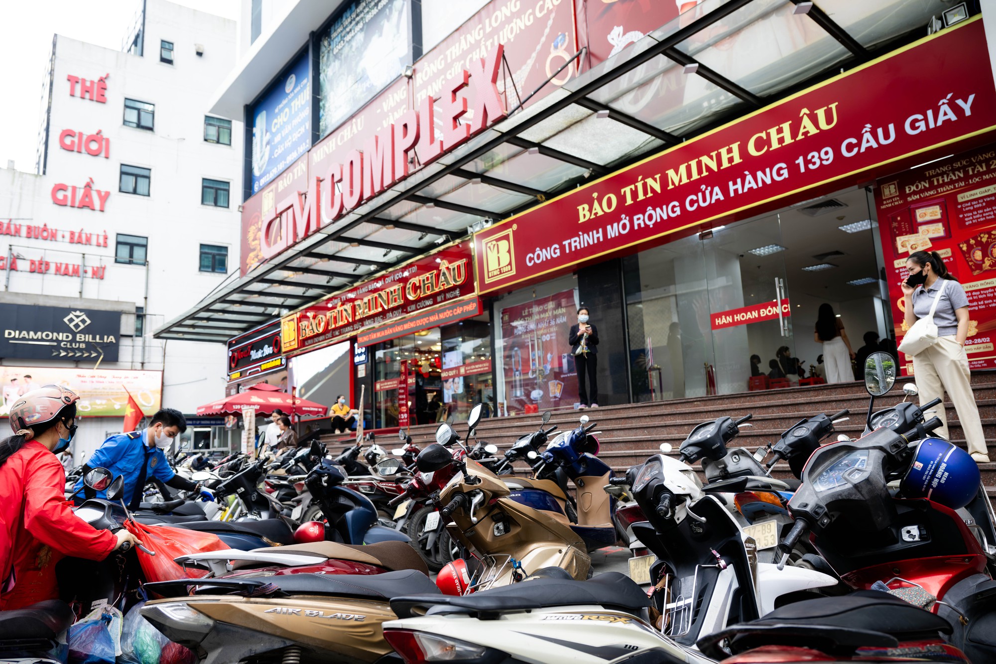 Cảnh tượng khó tin trên phố Cầu Giấy: “ATM vàng” chạy hết công suất, khách ngồi kín chỗ- Ảnh 1. Cảnh tượng khó tin trên phố Cầu Giấy: “ATM vàng” chạy hết công suất, khách ngồi kín chỗ- Ảnh 1.