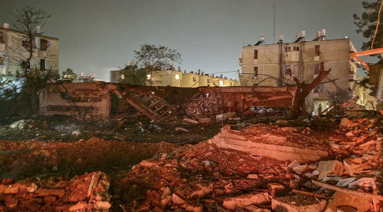 Ẩn ý của Iran khi đánh vào "trái tim hạt nhân" của Israel - Ảnh 1.