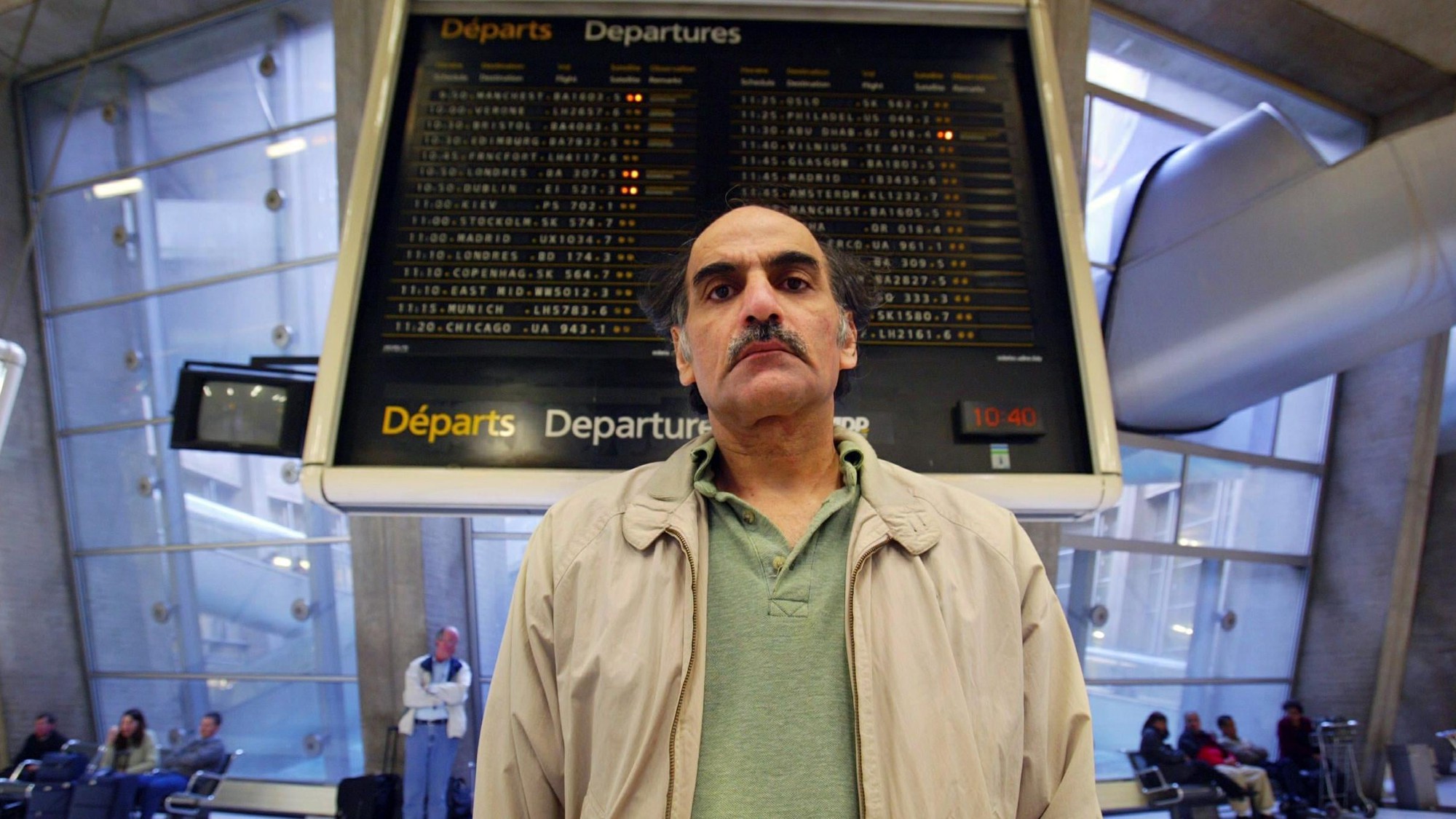 Người đàn ông sống trong sân bay suốt 18 năm, không ở trên bất kỳ quốc gia nào - Ảnh 1.