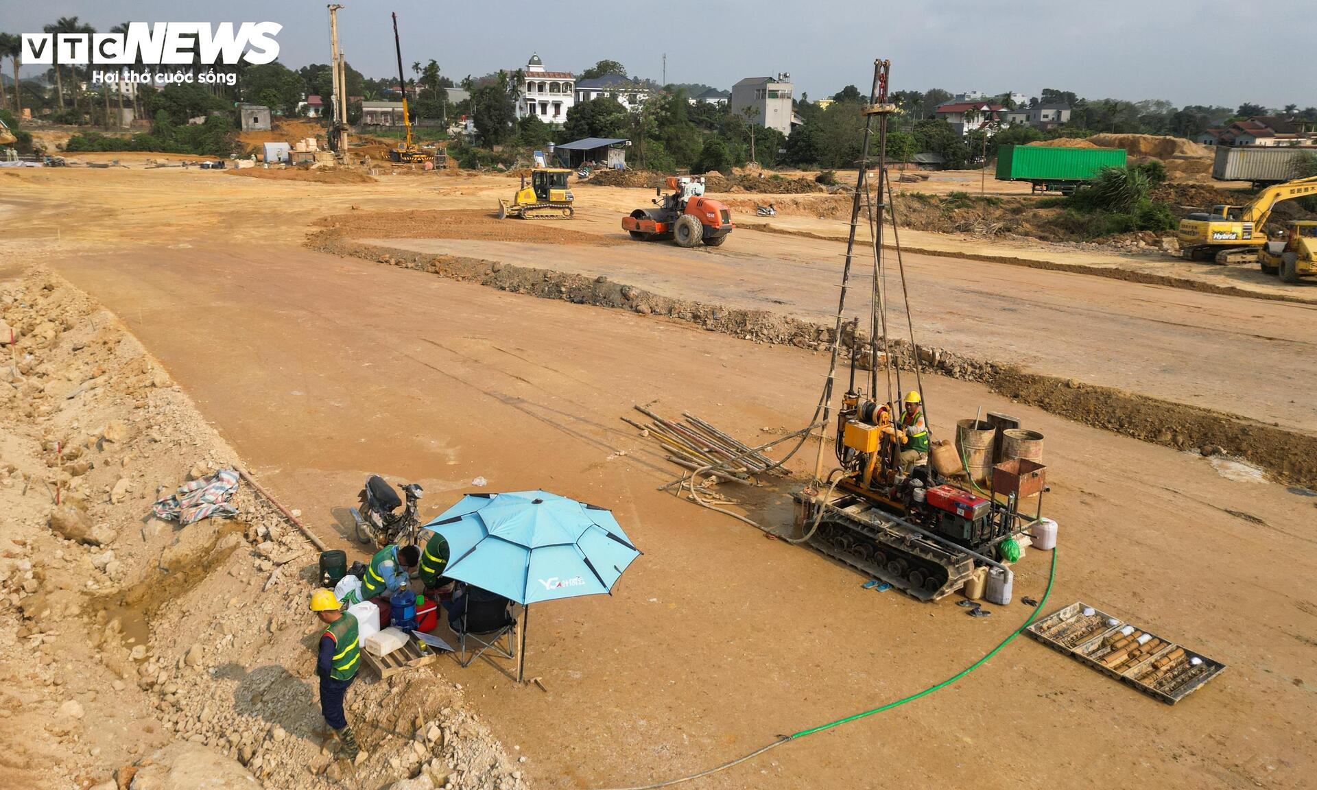 Mục sở thị công trường cao tốc 5.200 tỷ đồng nối đại lộ dài nhất Việt Nam- Ảnh 9.