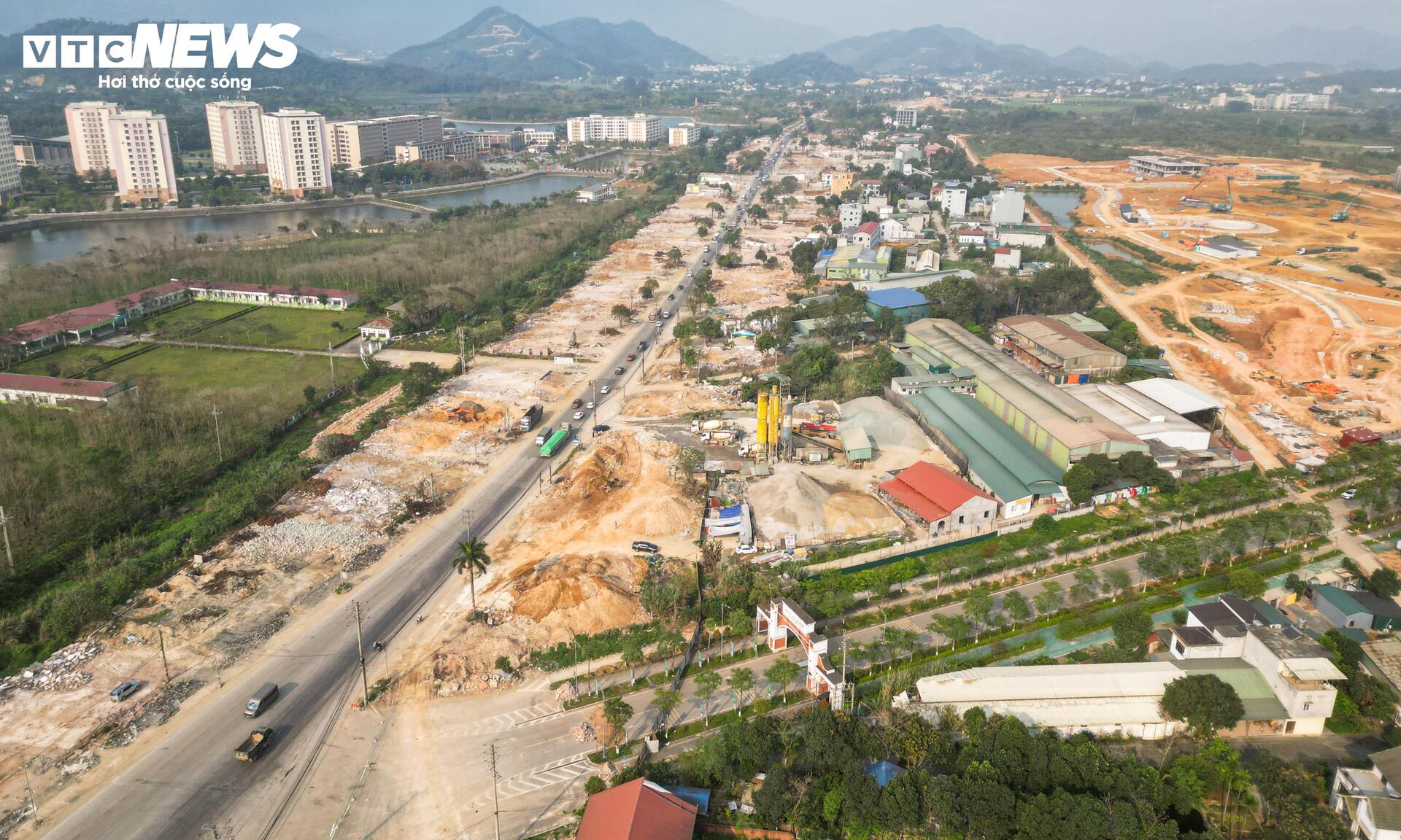 Mục sở thị công trường cao tốc 5.200 tỷ đồng nối đại lộ dài nhất Việt Nam- Ảnh 1.