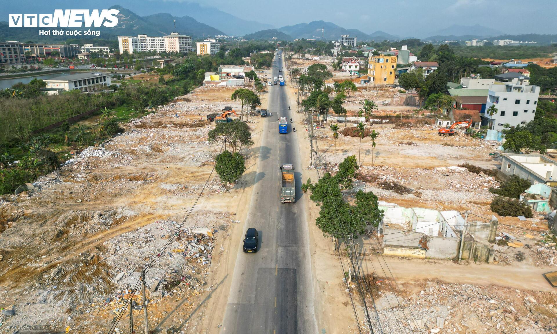 Mục sở thị công trường cao tốc 5.200 tỷ đồng nối đại lộ dài nhất Việt Nam- Ảnh 4.