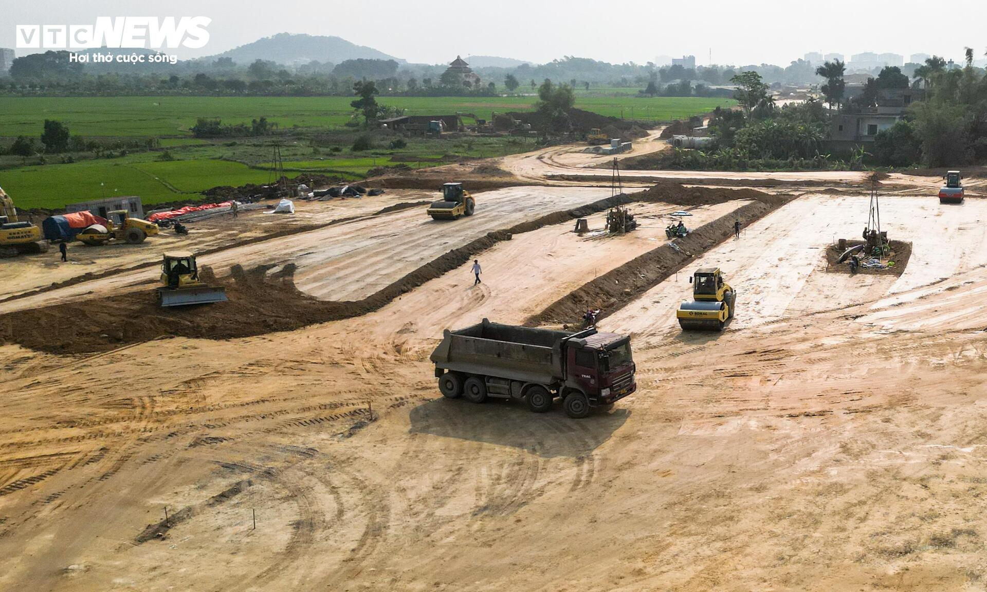 Mục sở thị công trường cao tốc 5.200 tỷ đồng nối đại lộ dài nhất Việt Nam- Ảnh 7.