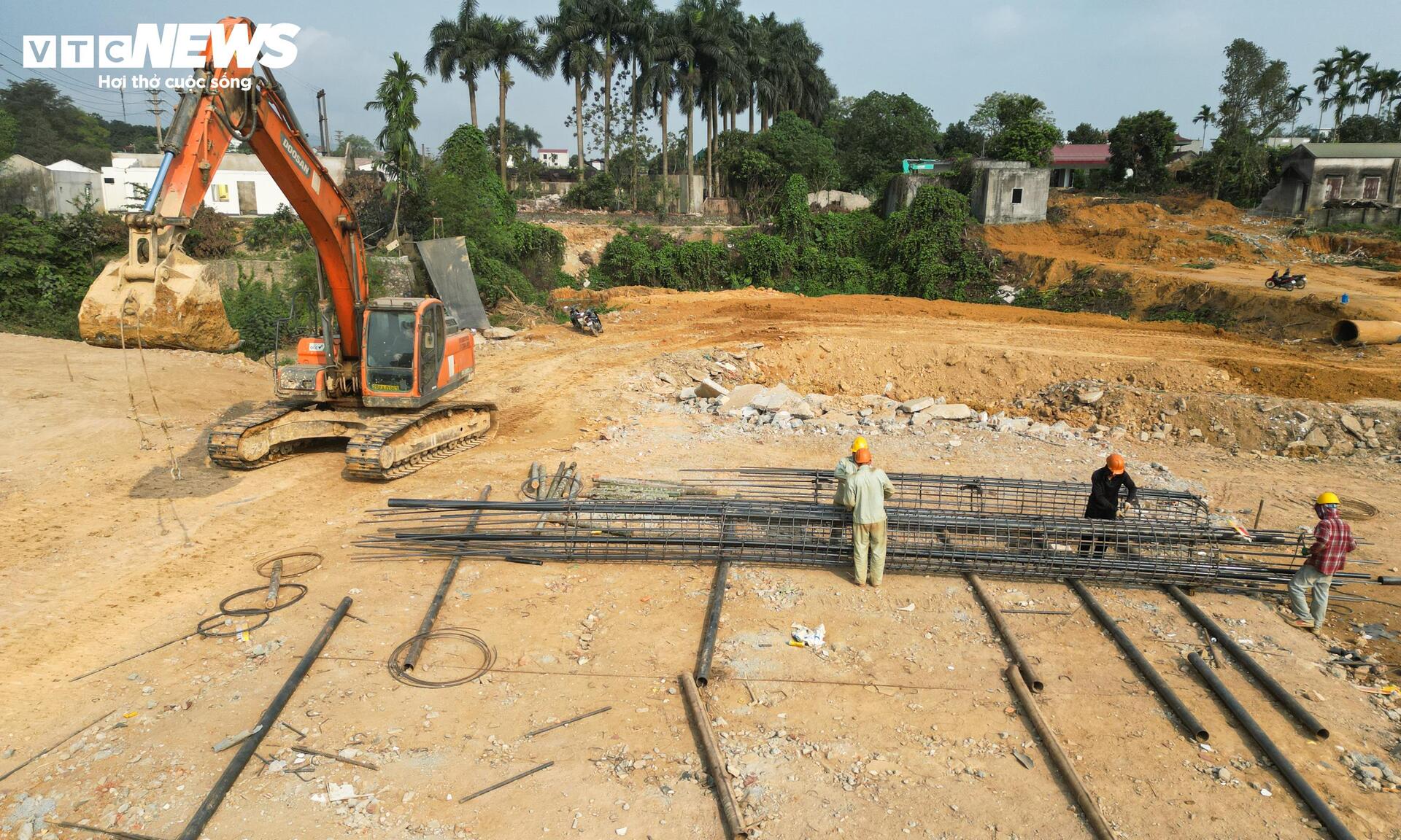 Mục sở thị công trường cao tốc 5.200 tỷ đồng nối đại lộ dài nhất Việt Nam- Ảnh 8.