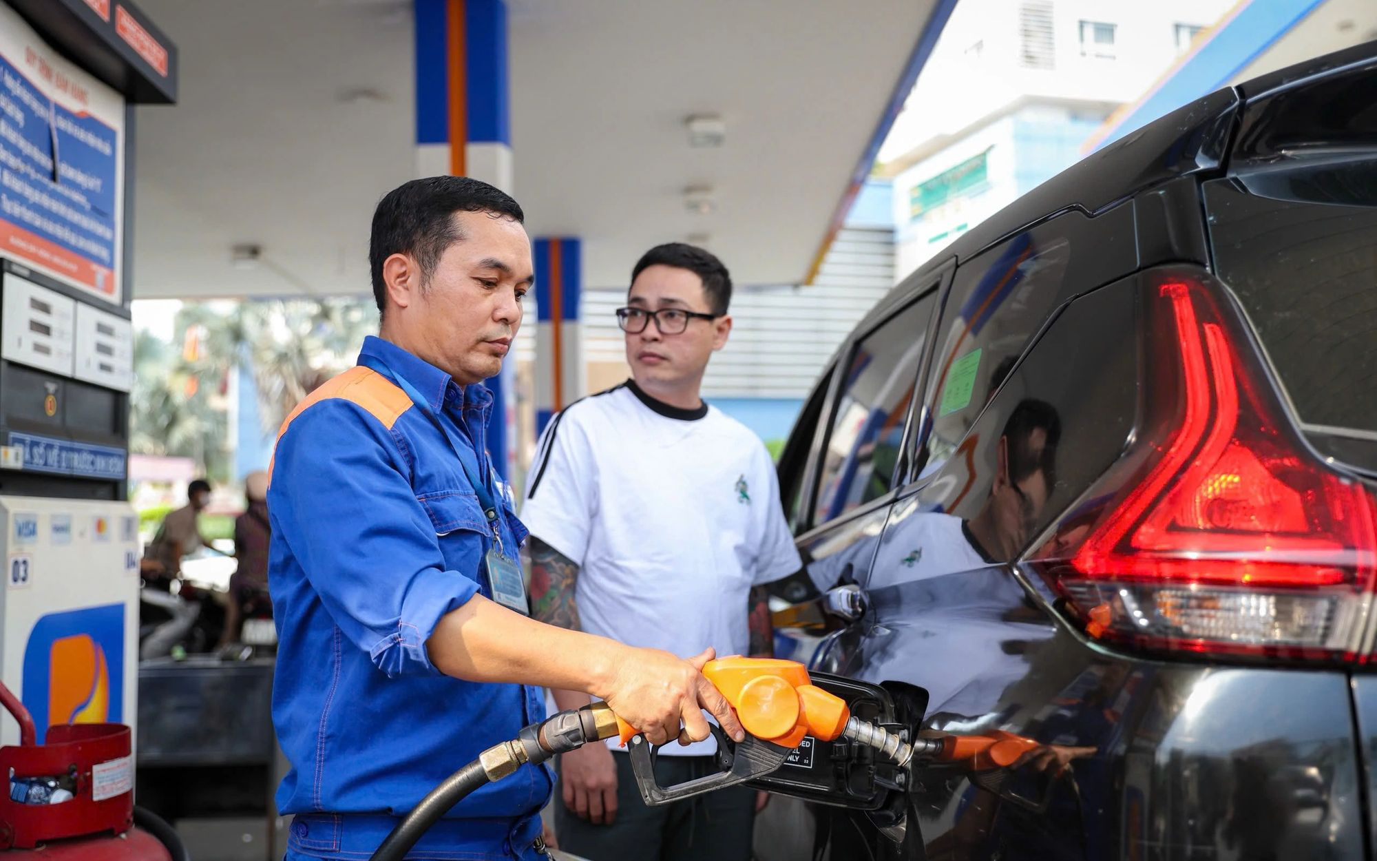 Giảm thuế nhập khẩu xăng dầu về 0%: Cú hích tài khóa hạ nhiệt thị trường- Ảnh 1.