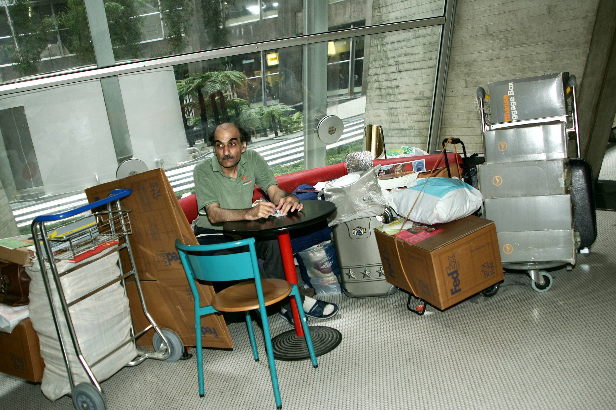 Người đàn ông sống trong sân bay suốt 18 năm, không ở trên bất kỳ quốc gia nào - Ảnh 3.