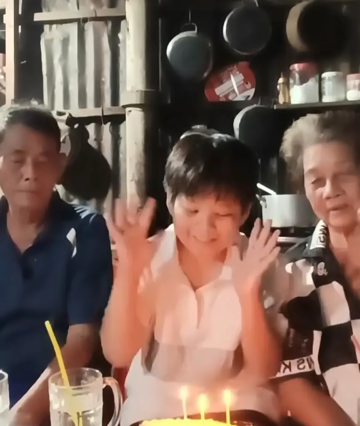 Gia cảnh nam sinh An Giang quay clip với bà nội viral, Đức Phúc, Tăng Duy Tân đồng cảm: SN 2008 chỉ cao 1m35 vì thiếu hụt hooc môn- Ảnh 5.