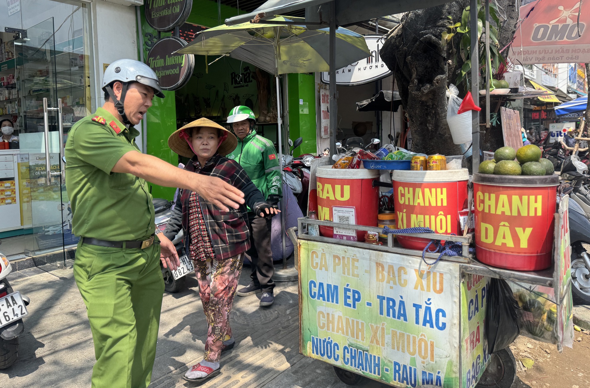 Dẹp vỉa hè, bài toán sinh kế đặt ra - Ảnh 1.