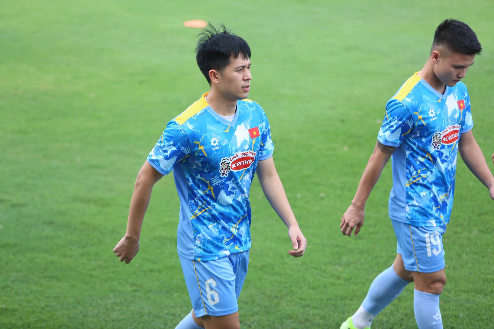 "Chuyên gia săn Tây" Đình Trọng trở lại ĐT Việt Nam sau 1.200 ngày, tái ngộ Duy Mạnh, "bối rối" ngoại ngữ vì Xuân Son- Ảnh 2.