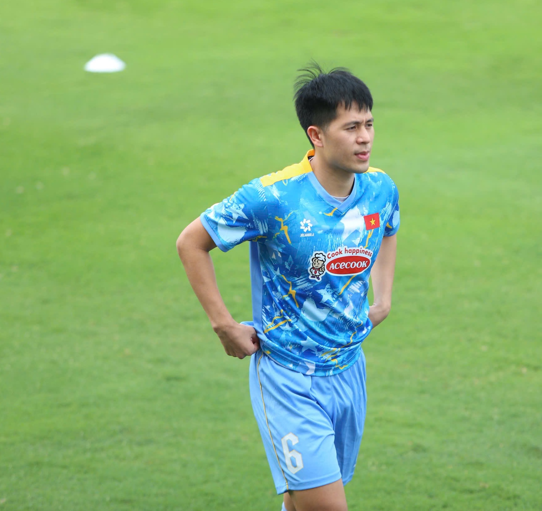 "Chuyên gia săn Tây" Đình Trọng trở lại ĐT Việt Nam sau 1.200 ngày, tái ngộ Duy Mạnh, "bối rối" ngoại ngữ vì Xuân Son- Ảnh 1.