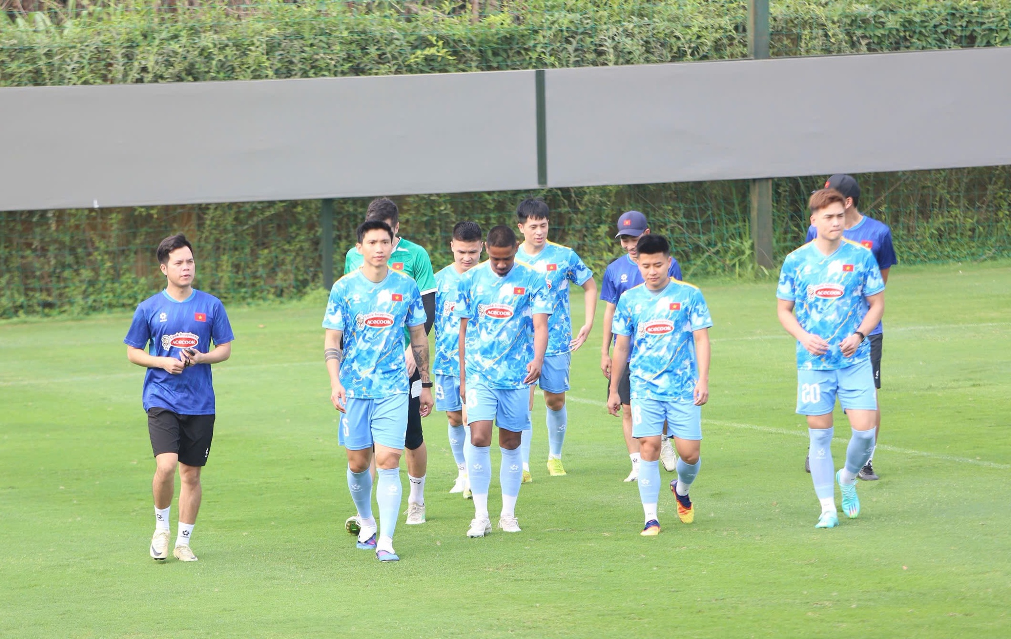 "Chuyên gia săn Tây" Đình Trọng trở lại ĐT Việt Nam sau 1.200 ngày, tái ngộ Duy Mạnh, "bối rối" ngoại ngữ vì Xuân Son- Ảnh 3.