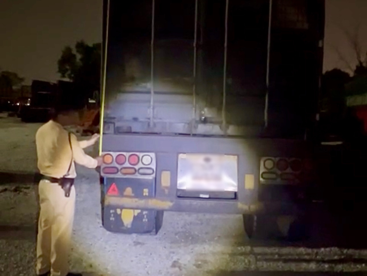 Phát hiện xe container màu đen lạ, cảnh sát Việt Nam lập tức theo dõi giám sát - Ảnh 2.